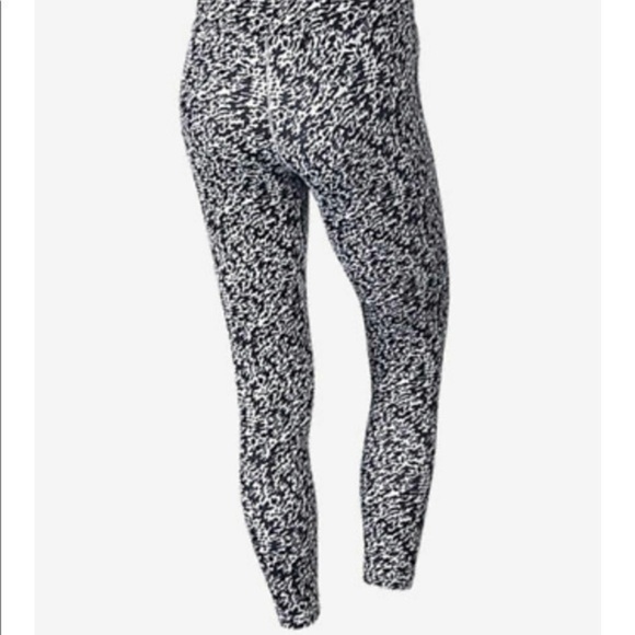 Nike Women's Pronto ESSENTIAL Running Crop Pant - Picture 5 of 9